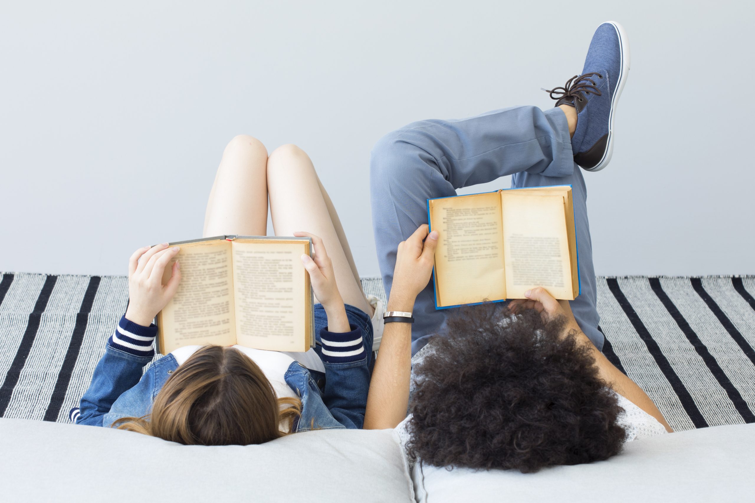 Худая студентка доказала парню что трах с ней интереснее чем чтение книги